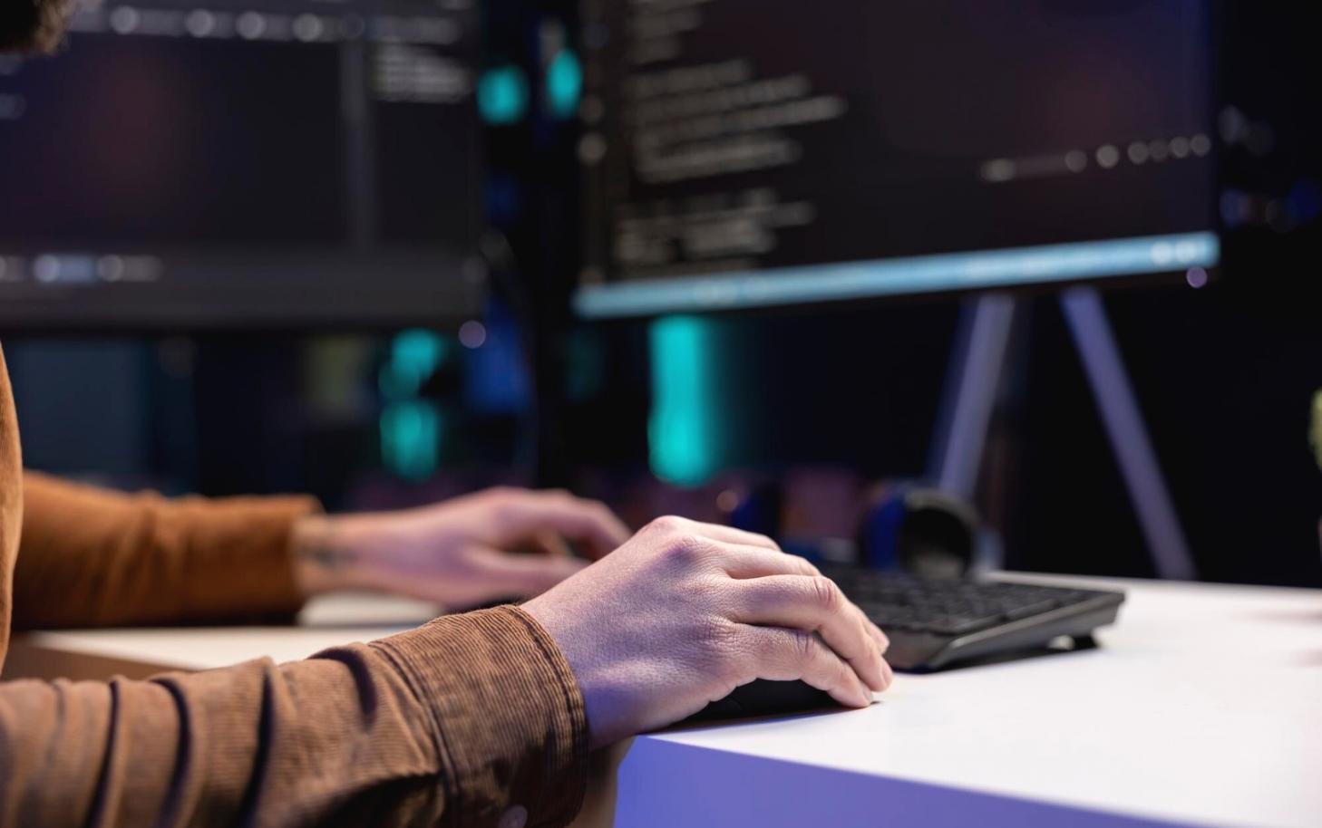 Moderne Arbeitsumgebung mit KI-Analyse Tools und Datenmodellen